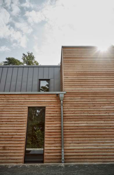 Steel profiles and wooden panels in stylish façade installation, Geibelstraße 18, 23611 Bad Schwartau